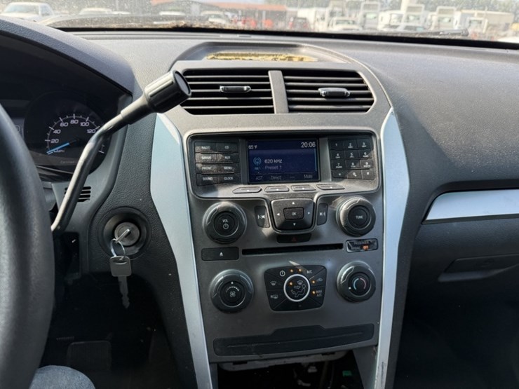 2015-ford-explorer-image-25