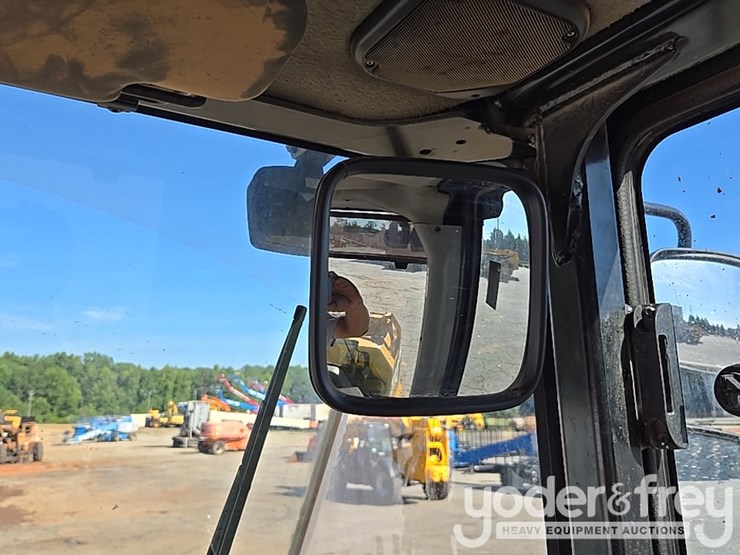 2020-caterpillar-cs56b-image-39