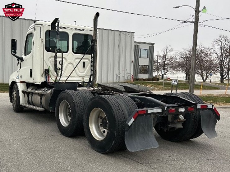 2019-freightliner-cascadia-126-image-2