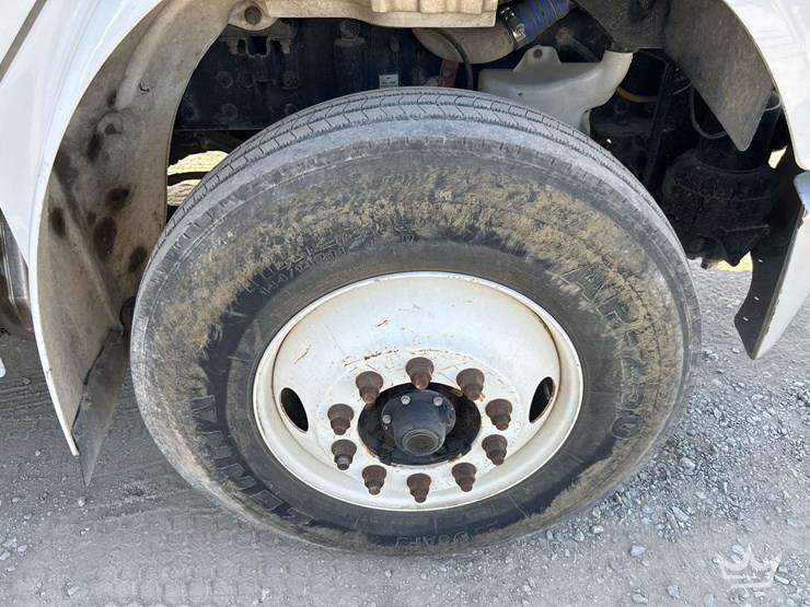 2018-freightliner-m2-106-image-45