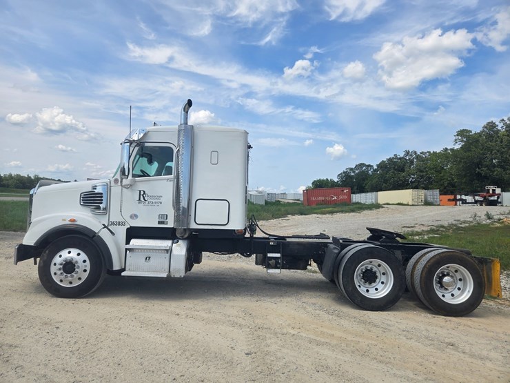 2017-freightliner-122sd-image-7