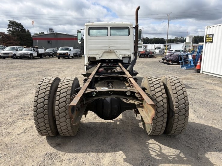 1995-freightliner-fl70-image-5