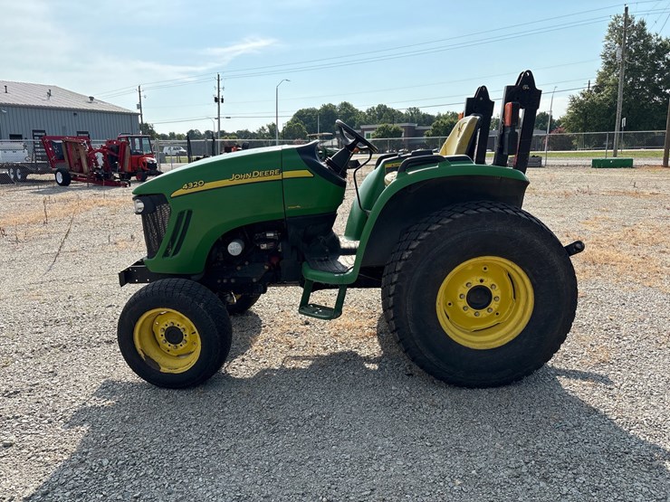 john-deere-4320-image-2