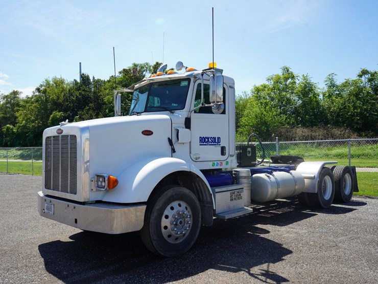 2015-peterbilt-365-t/a-daycab-truck-tractor-image-1