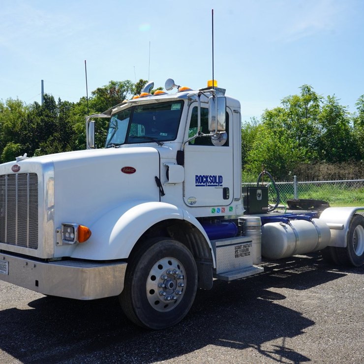 2015 Peterbilt 365 T/A Daycab Truck Tractor