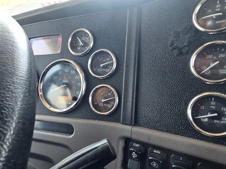 2015-peterbilt-386-image-58