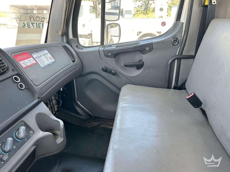 2019-freightliner-m2-106-image-16