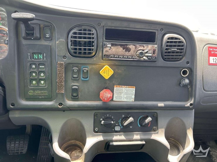 2019-freightliner-m2-106-image-15