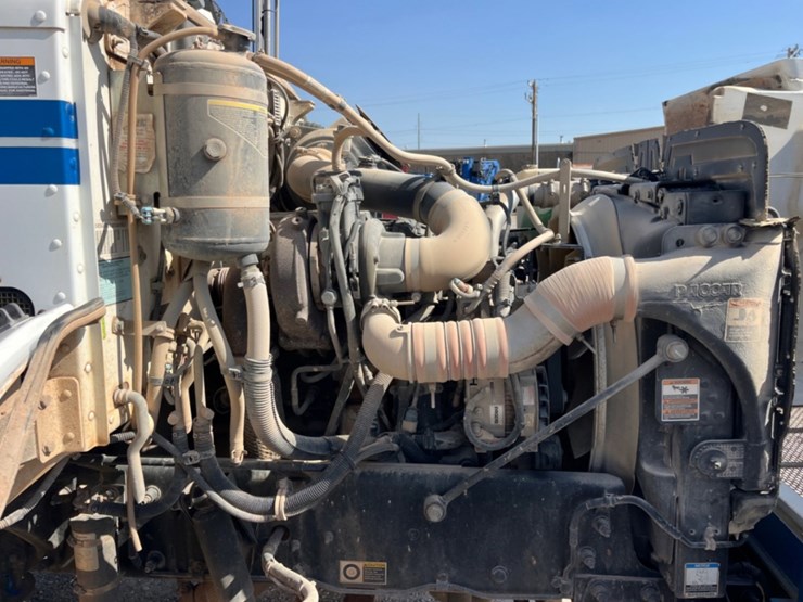 2013-peterbilt-337-image-10