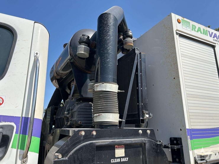 2015-freightliner-114sd-image-20