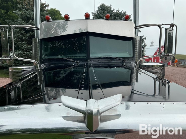 2017-peterbilt-389-image-12