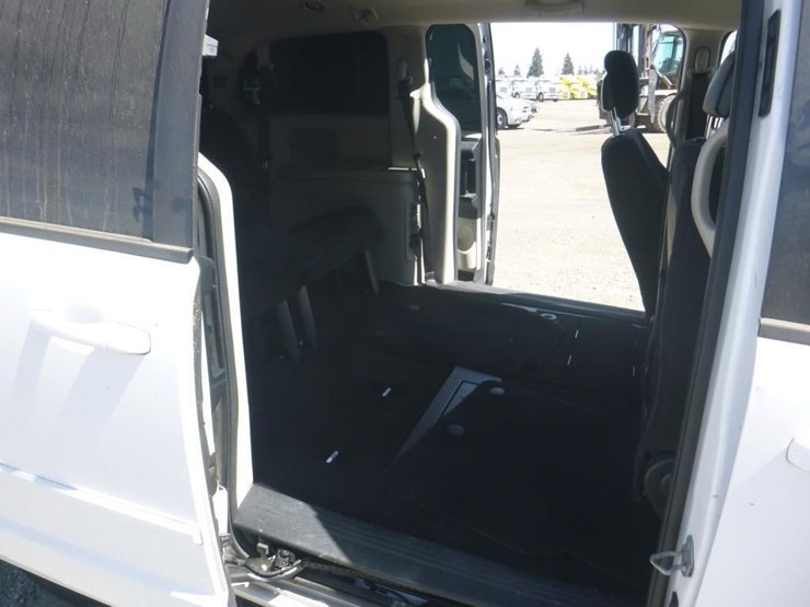 2015-dodge-grand-caravan-image-8