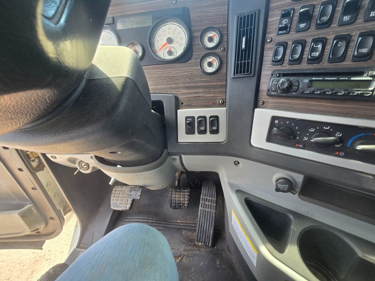 2017-freightliner-122sd-image-61