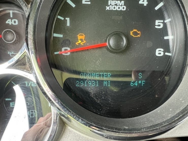 2014-chevrolet-silverado-3500-image-30