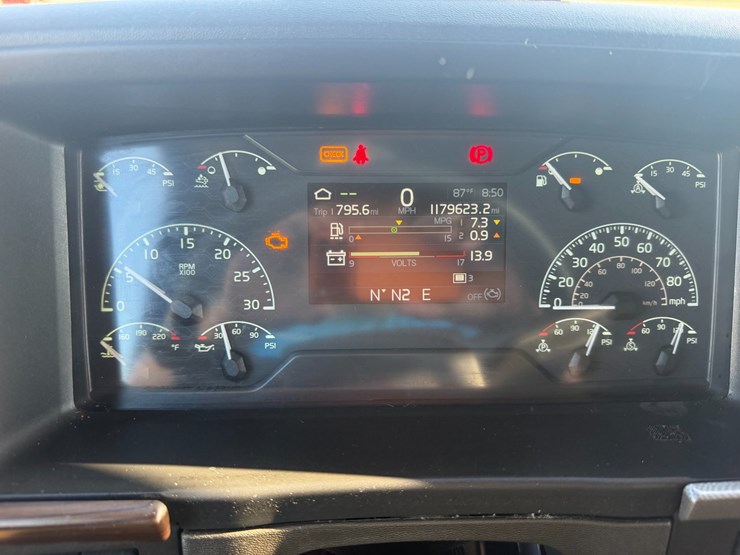 2019-volvo-vnl64t670-image-19