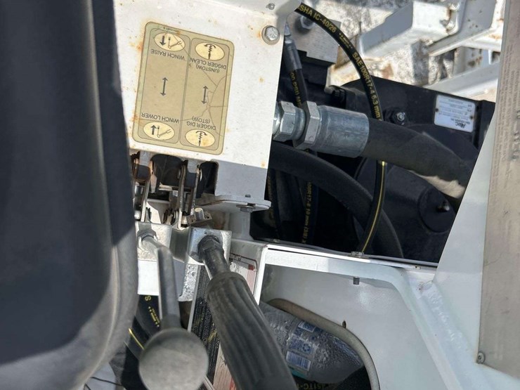 2019-freightliner-m2-106-image-30
