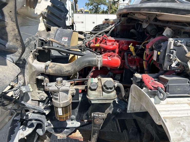 2019-freightliner-m2-106-image-8