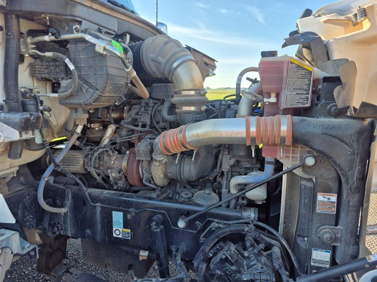 2025-kenworth-t880-image-17