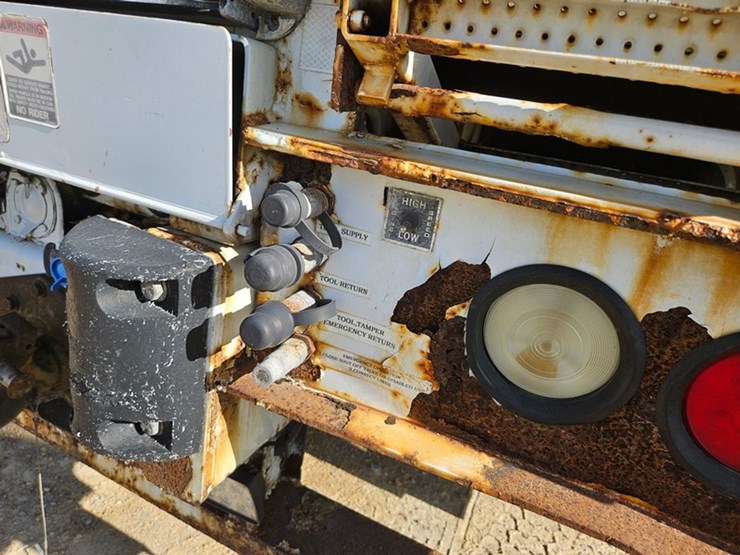 2002-freightliner-fl80-image-28