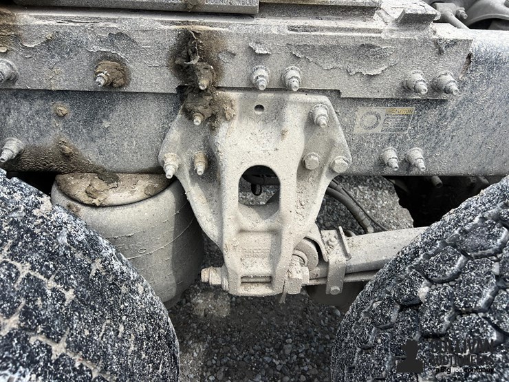 2019-peterbilt-384-image-14