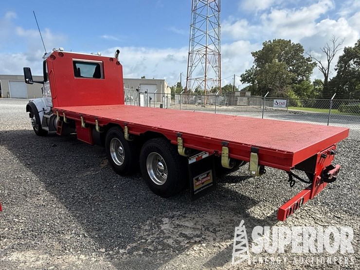 2026-peterbilt-567-image-3
