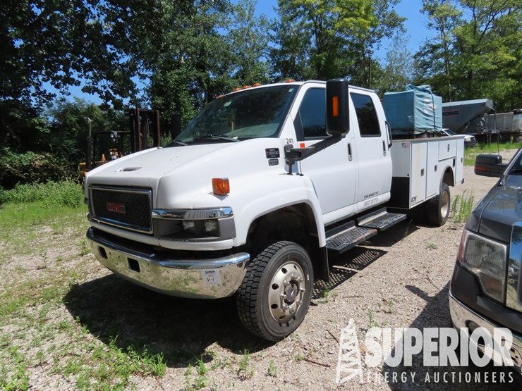 2006-gmc-c5500-4wd-crew-cab-service-truck-image-1