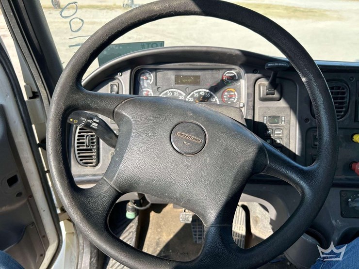 2018-freightliner-m2-106-image-14