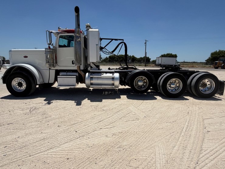 2020-peterbilt-389-image-8