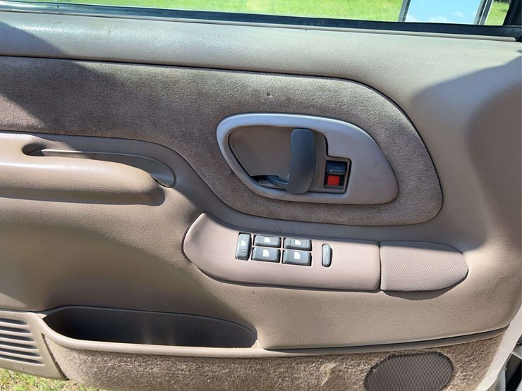 2000-chevrolet-3500-image-21