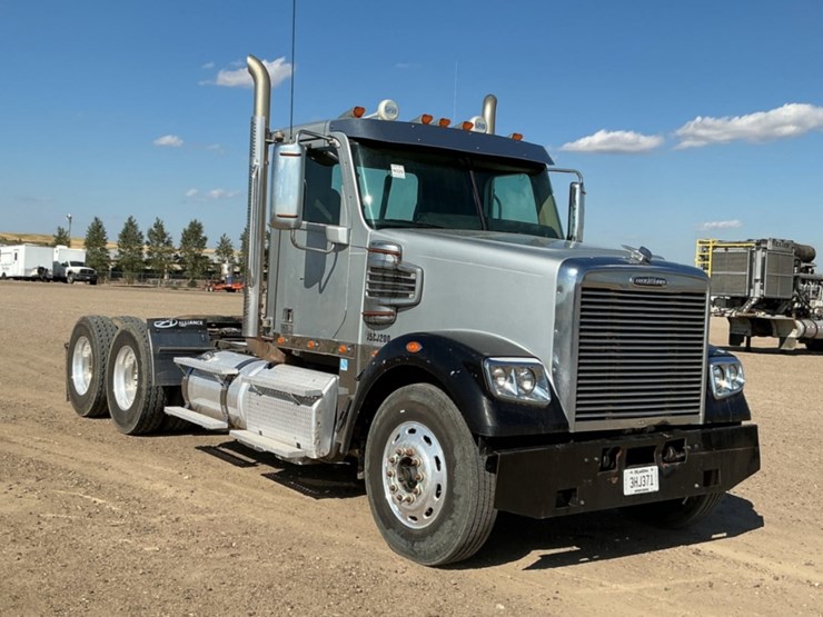 2015-freightliner-coronado-122-sd-image-3