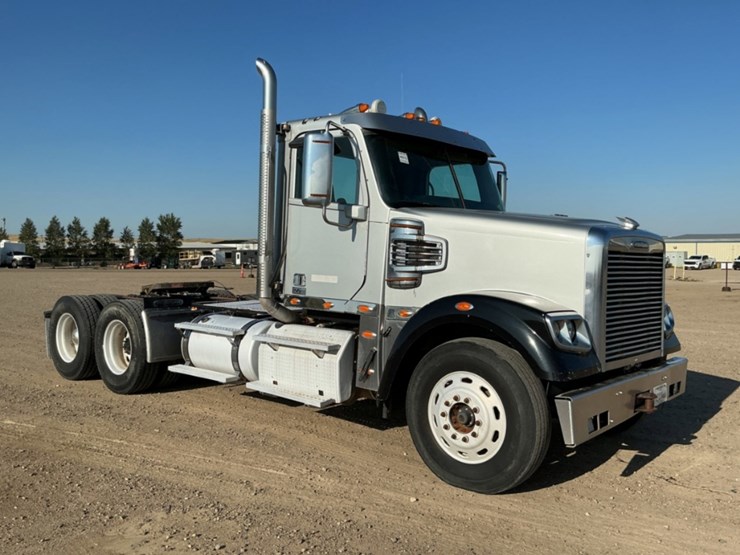 2015-freightliner-coronado-122-sd-image-3