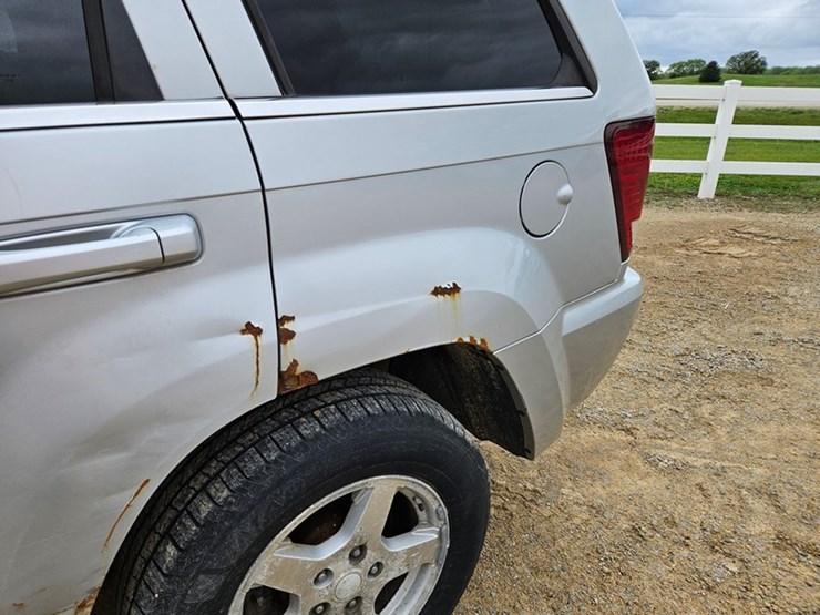 #60-•-2007-jeep-sport-utility-sedan-image-14