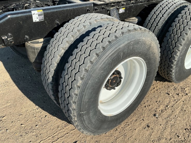 2015-peterbilt-367-image-16