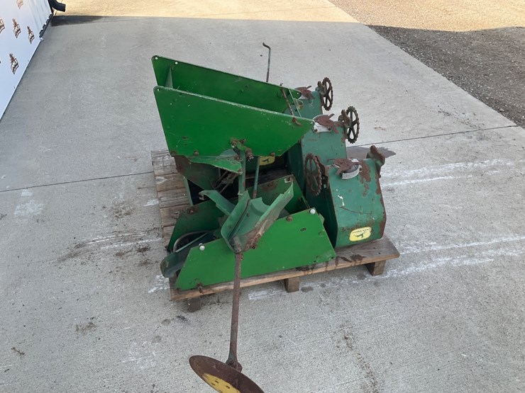 #5037-•-john-deere-planter-row-units-/-seed-hoppers-and-misc.-parts-image-4