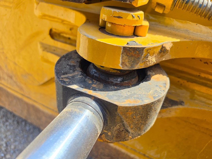 2016-caterpillar-d6k2-lgp-image-70