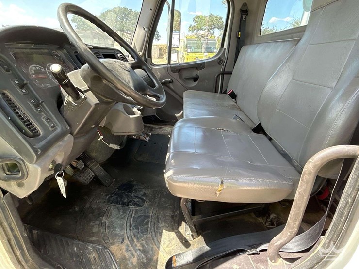 2019-freightliner-m2-106-image-11