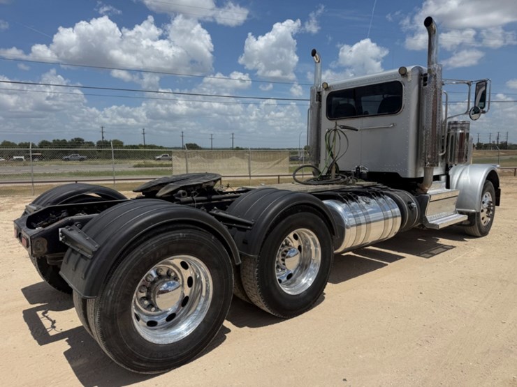 2019-peterbilt-389-image-5