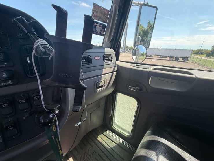 2015-peterbilt-365-t/a-daycab-truck-tractor-image-36
