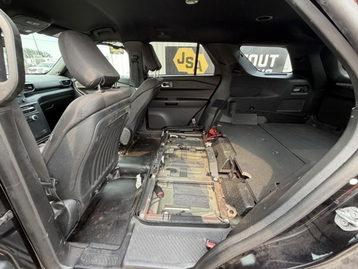 2020-ford-explorer-image-24