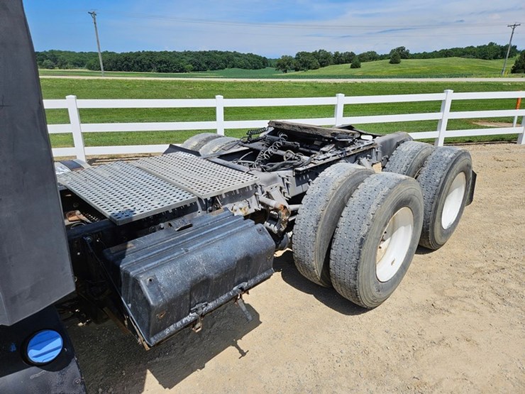 #65-•-2012-volvo-vnl-day-cab-tandem-axle-semi-tractor-image-12