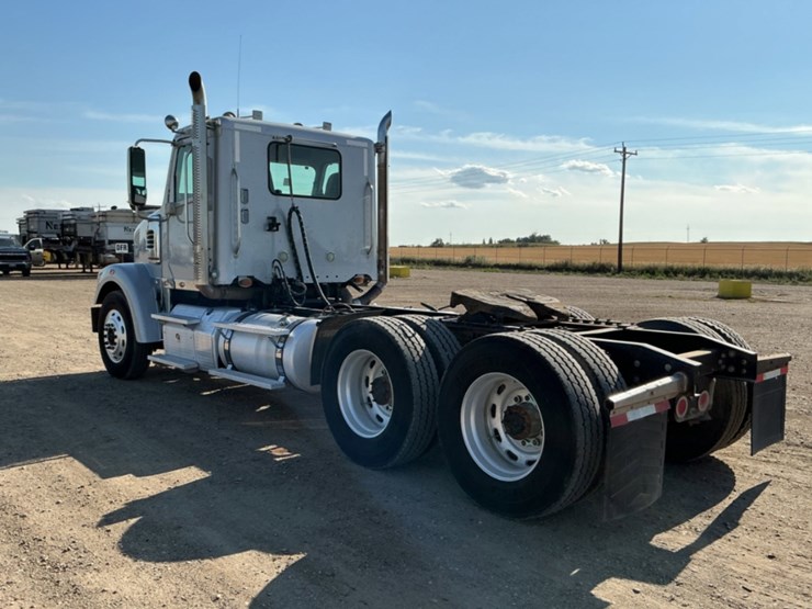 2012-freightliner-coronado-122-sd-image-7