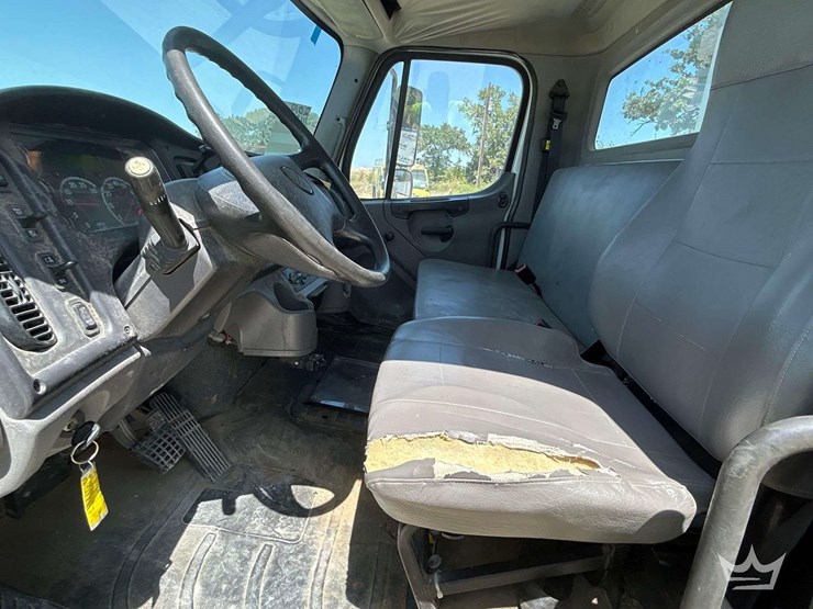 2019-freightliner-m2-106-image-11
