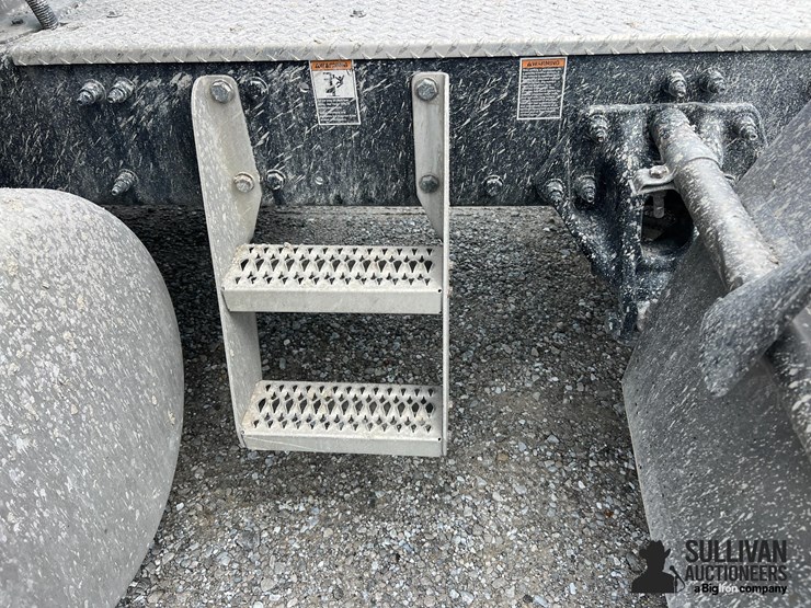 2019-peterbilt-384-image-19