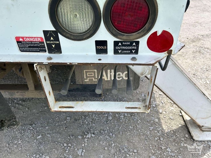 2019-freightliner-m2-106-image-23