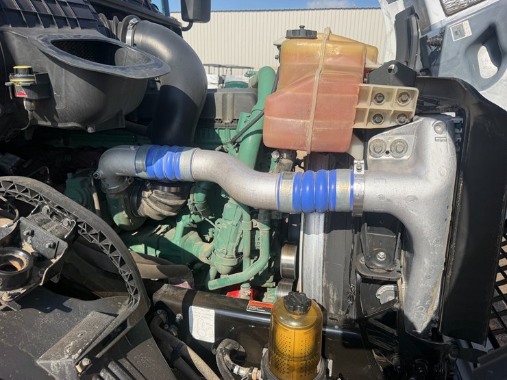 2017-volvo-vnl42t300-image-11