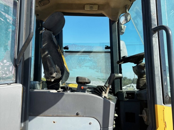 2005-komatsu-wa320-image-8