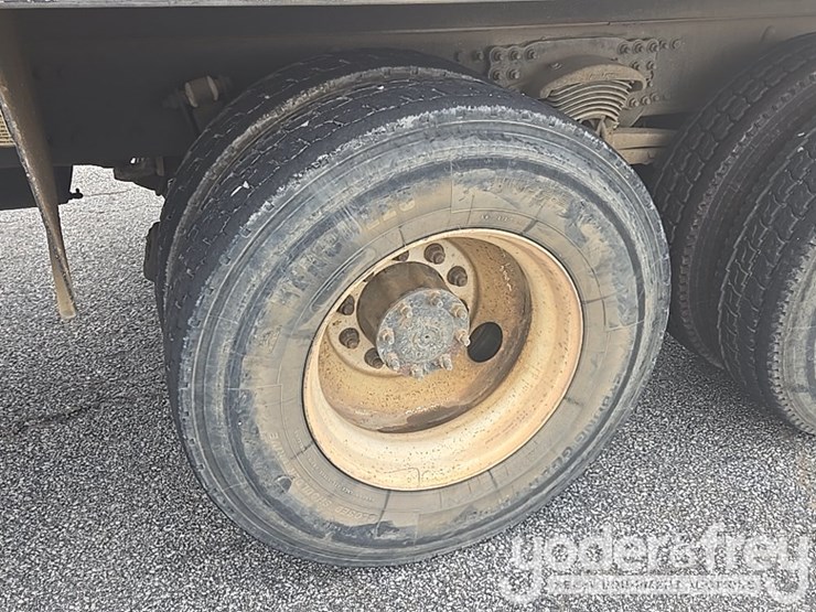 2013-freightliner-m2-106-image-20