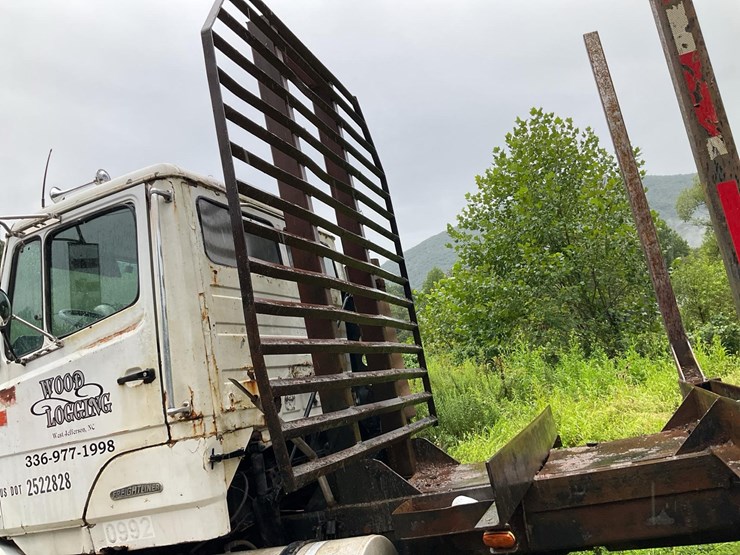 #141-•-1988-freightliner-log-truck-image-25