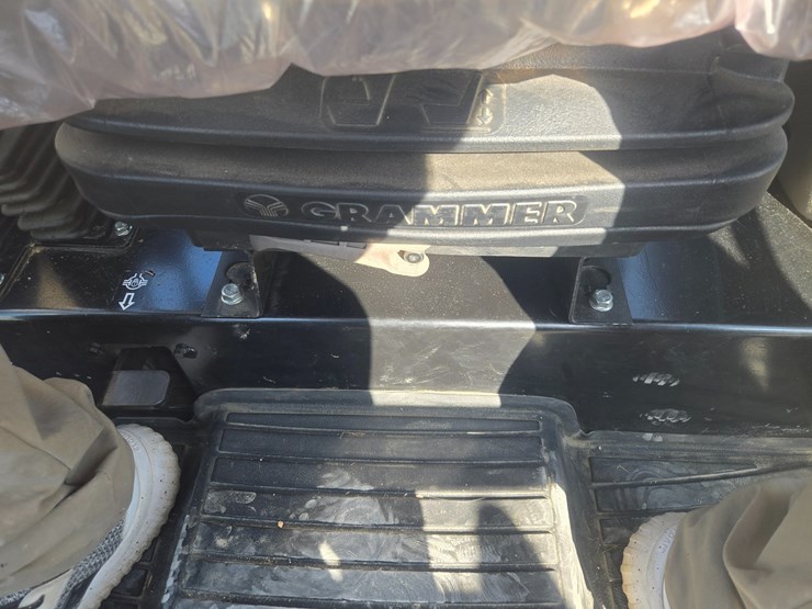 2024-john-deere-5075e-image-45