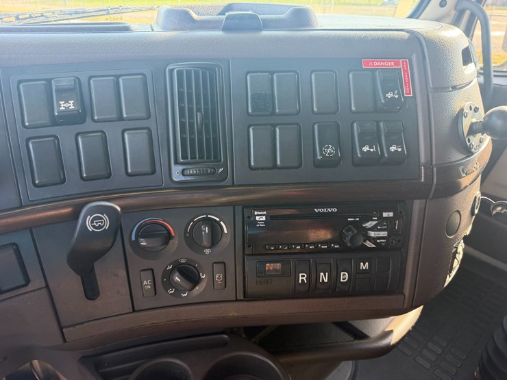 2016-volvo-vnl64t670-image-15